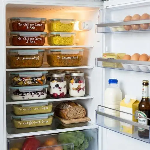Meal Prep für Fitness: Kühlschrank mit beschrifteten Boxen für mehrere Tage