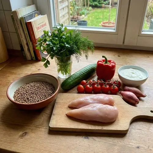 Zutaten für eine mediterrane Linsen-Hähnchen-Schale im Glas