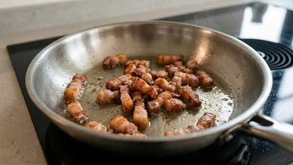 Speckwürfel in der Pfanne knusprig auslassen für Carbonara