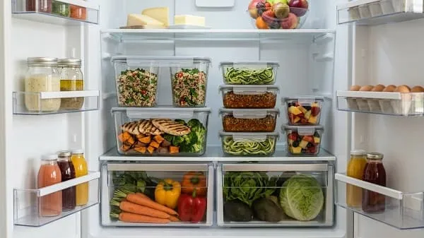 Meal Prep Boxen: Welche wirklich passen? Glas vs. Plastik 4 Meal-Prep-Boxen in verschiedenen Größen gestapelt im Kühlschrank